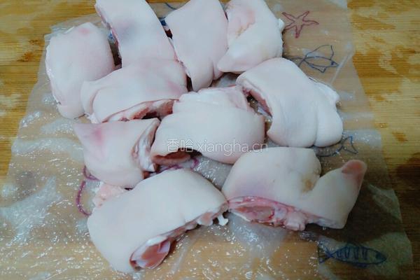 蜜制红烧猪蹄的做法图解1