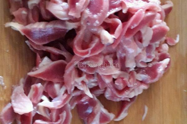 酸豆角炒鸡胗的做法图解2