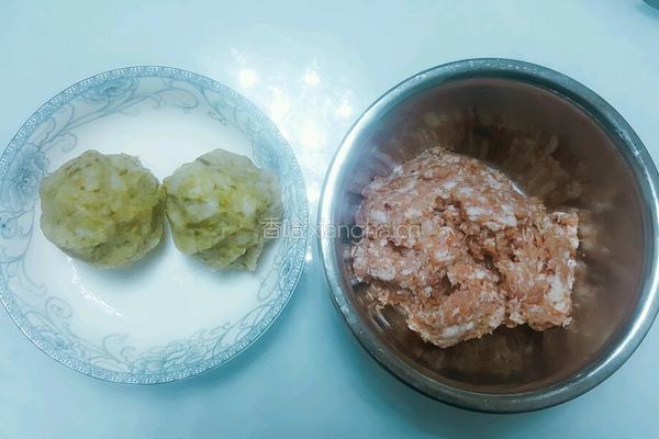 玉米面酸菜蒸饺的做法图解1
