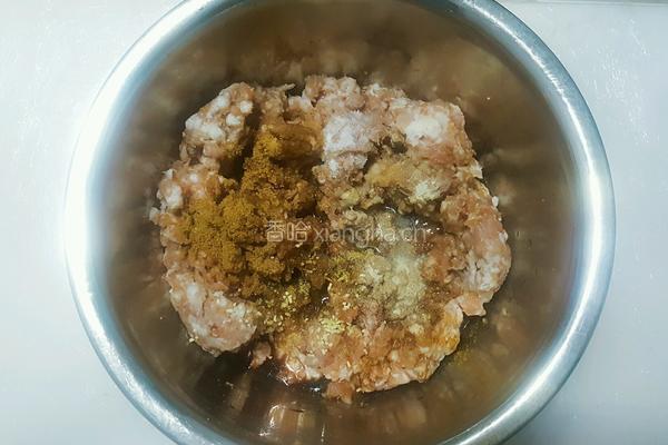 玉米面酸菜蒸饺的做法图解2