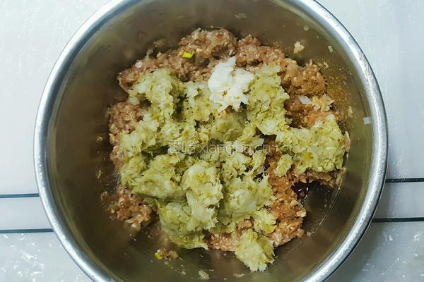 玉米面酸菜蒸饺的做法图解4