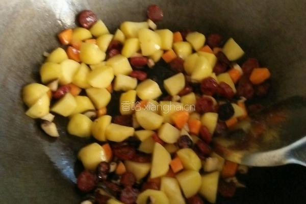 土豆香菇香肠焖饭的做法图解4
