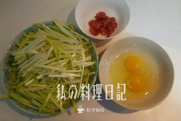 韭黄炒蛋加腊肠版的做法图解1