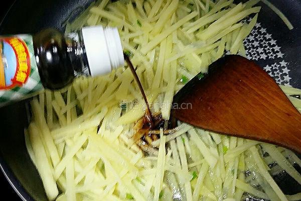 糖醋土豆丝的做法图解3