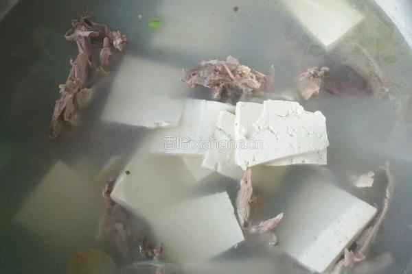 鸭骨豆腐汤的做法图解2