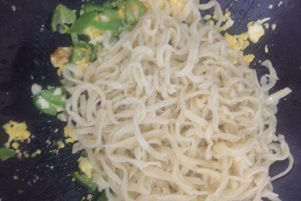 鸡蛋辣椒炒面(自制刀切面^)的做法图解16
