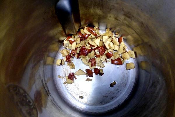 花生红枣牛奶的做法图解3