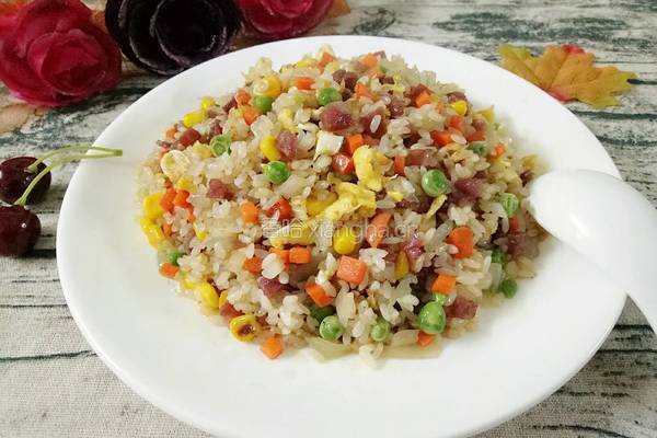香肠炒饭的做法图解1