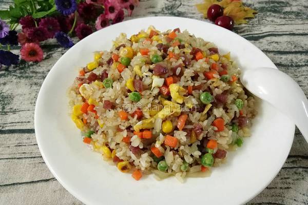 香肠炒饭的做法图解2