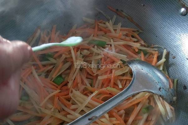 胡萝卜炒土豆丝的做法图解4