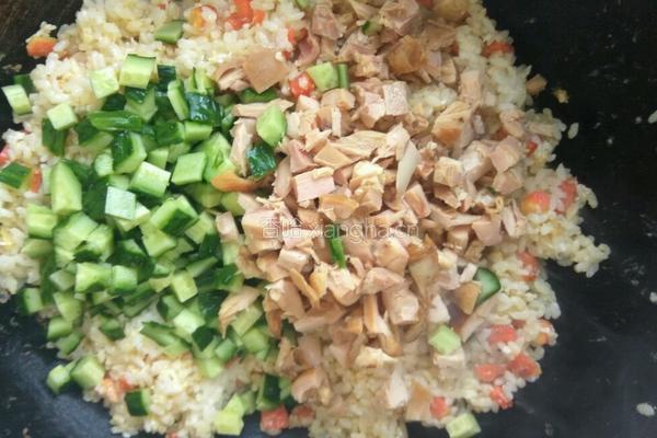 鸡肉蔬菜丁炒饭的做法图解4