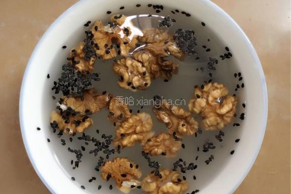 芝麻核桃粥的做法图解2
