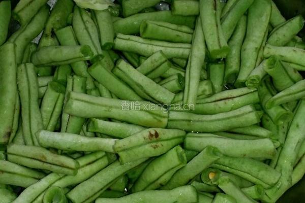 大蒜炒金豆的做法图解1