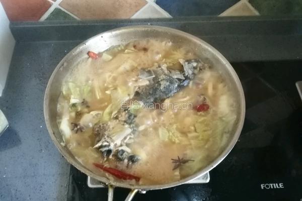 鲤鱼炖白菜的做法图解4