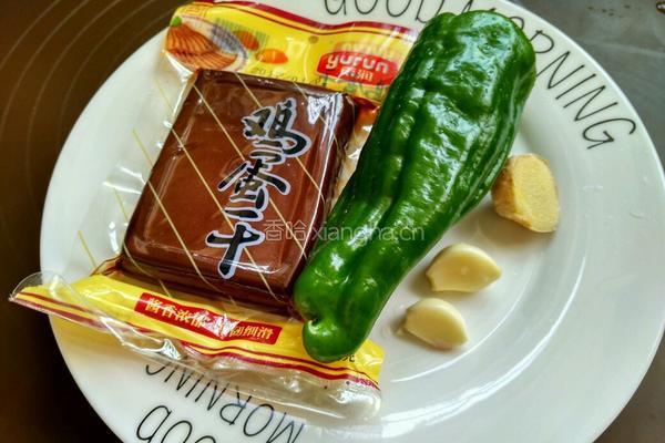 青椒炒鸡蛋干的做法图解1