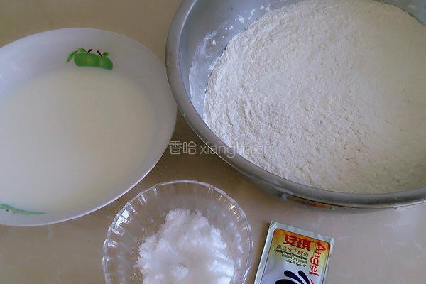 松软奶香馒头的做法图解1