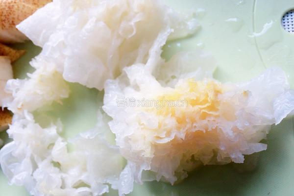 银耳雪梨汁的做法图解3
