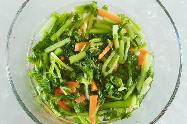 生拌芹菜的做法图解5