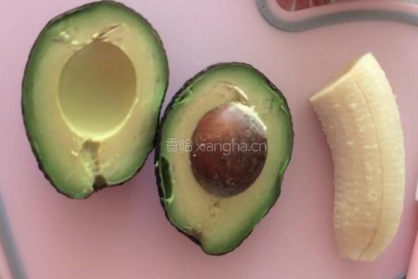 牛油果香蕉泥宝宝辅食的做法图解1