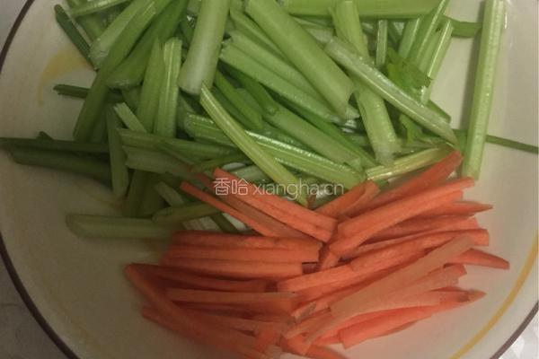 芹菜炒香干 肉肉版的做法图解1