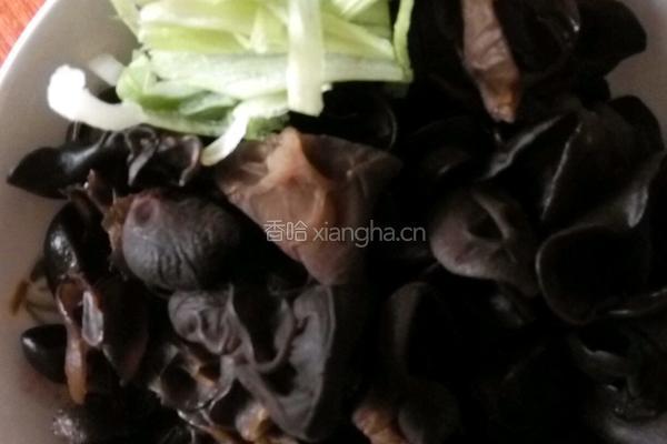 木耳炒肉的做法图解2