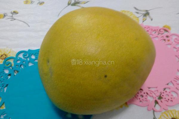 巧扒柚子皮的做法图解1