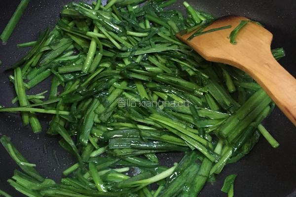 韭菜小炒鱿鱼须的做法图解4