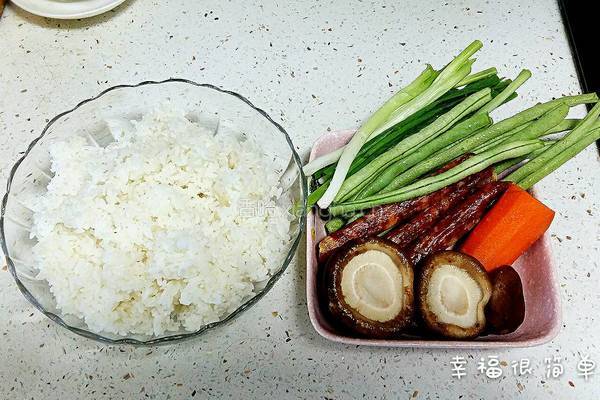 香菇四季豆炒饭的做法图解1