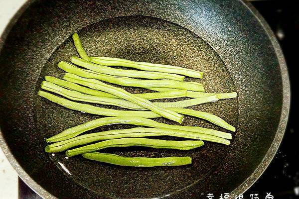 香菇四季豆炒饭的做法图解2