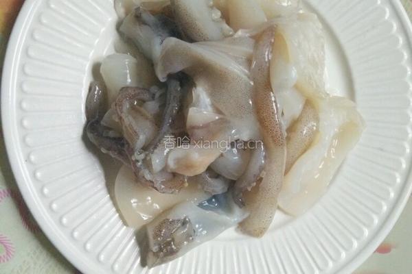 姜葱炒鲜鱿的做法图解1