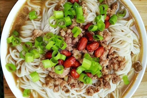 肉丁面条的做法图解2