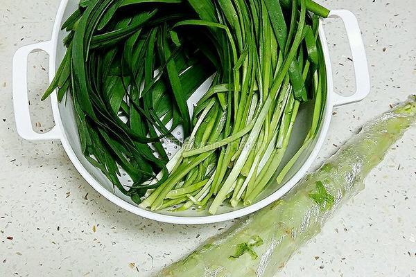 韭菜炒莴苣的做法图解1