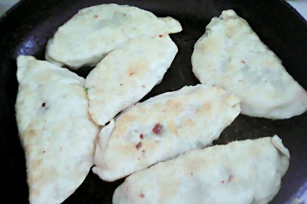 韭菜香干鸡蛋素馅饼的做法图解8