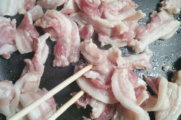 姜葱炒五花肉的做法图解1