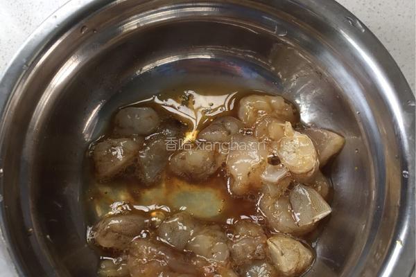 薯茸鲜虾牛肉披萨的做法图解3