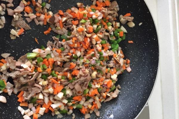 薯茸鲜虾牛肉披萨的做法图解6
