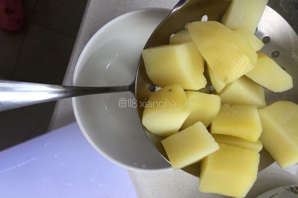 薯茸鲜虾牛肉披萨的做法图解7