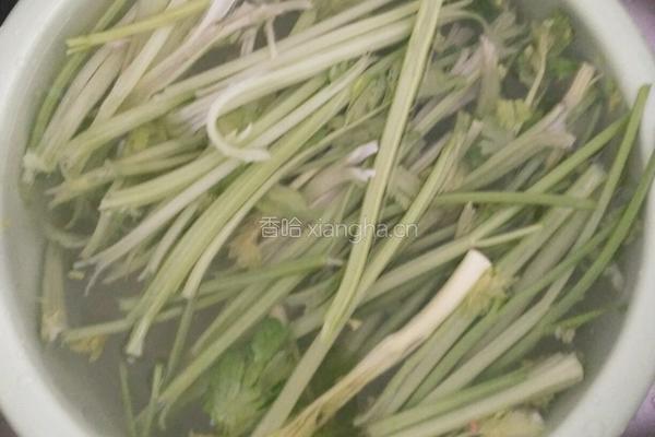 腊肉炒西芹的做法图解1