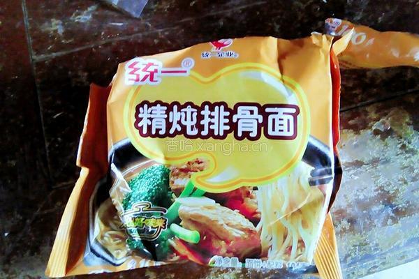 煮方便面的做法图解1