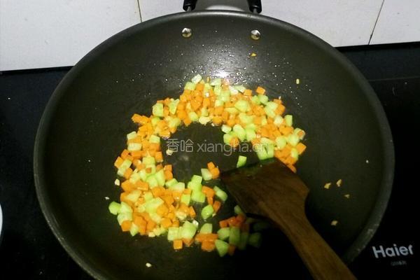 胡萝卜青瓜鸡蛋炒饭的做法图解7
