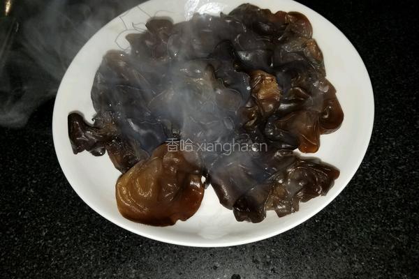 辣根木耳的做法图解2
