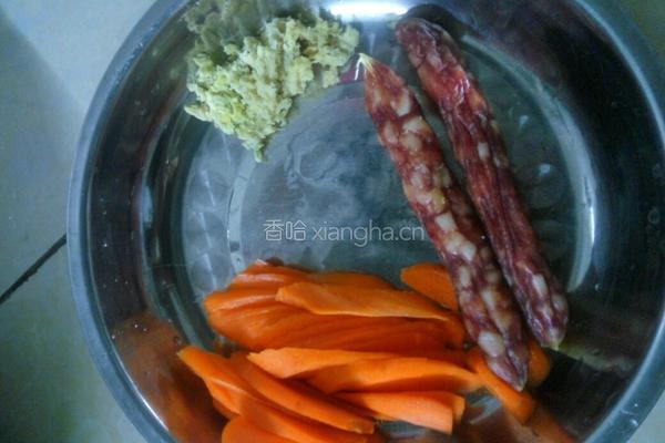 荷兰豆胡萝卜炒腊肠的做法图解2