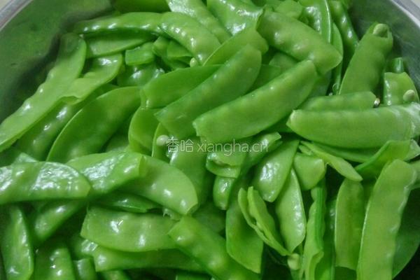 荷兰豆胡萝卜炒腊肠的做法图解4