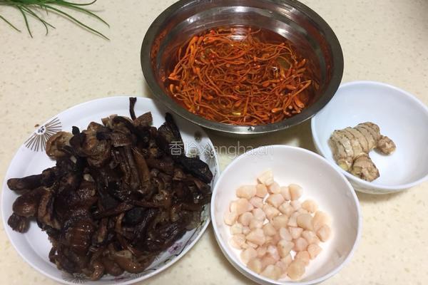 蘑菇虫草花炖鸡的做法图解1