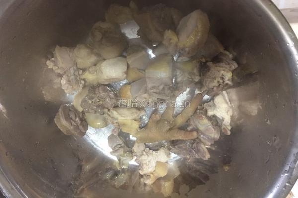 蘑菇虫草花炖鸡的做法图解2