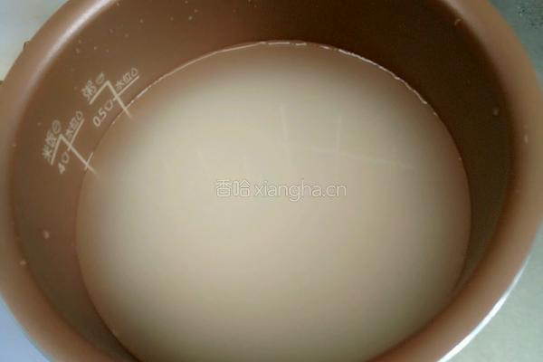 豌豆腊肠闷米饭的做法图解1