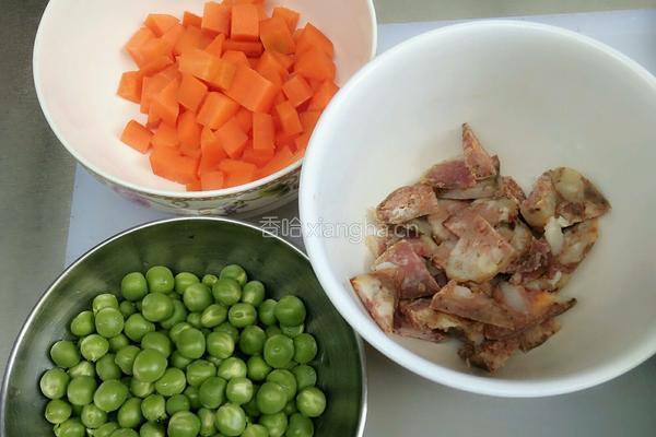 豌豆腊肠闷米饭的做法图解2