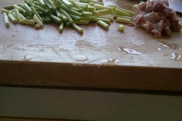 肉丝蒜苔的做法图解1