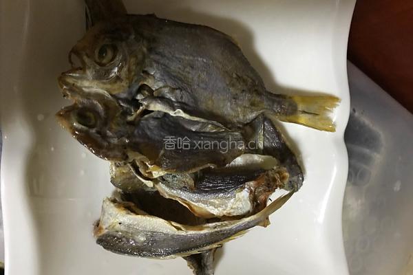 咸鱼炒芹菜的做法图解1