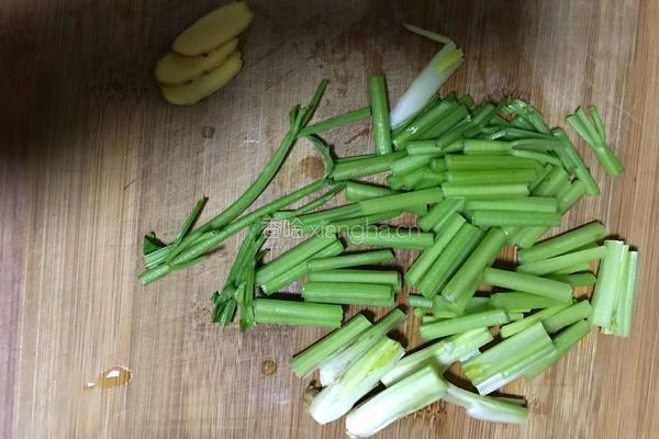 咸鱼炒芹菜的做法图解2